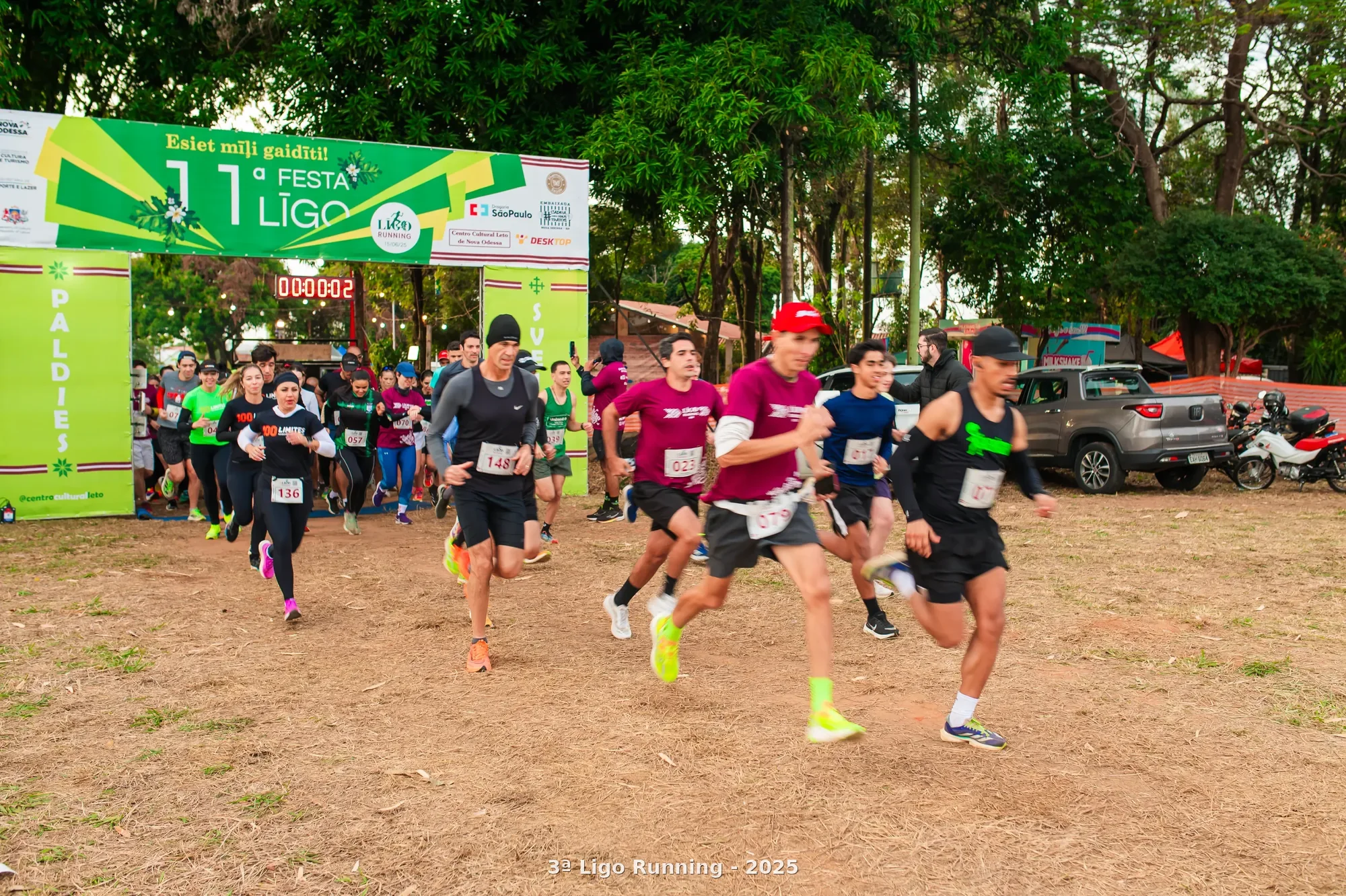 Largada da 3ª Ligo Running, atletas correndo